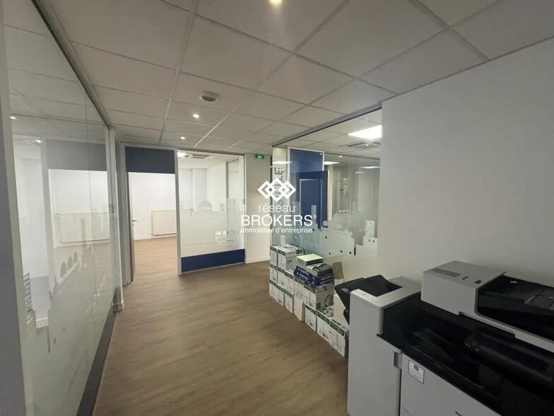 Local commercial dans Le Bourget à louer - Photo intérieure – Image 2 sur 6