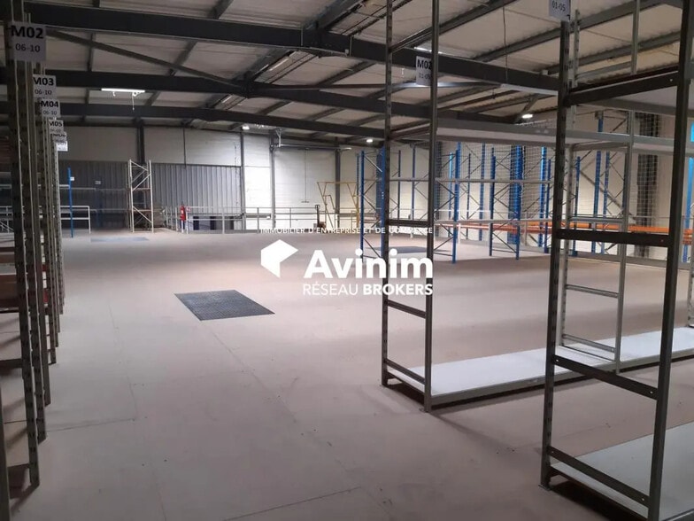 Local d’activités dans Porte-de-Savoie à louer - Photo de l’immeuble – Image 3 sur 9