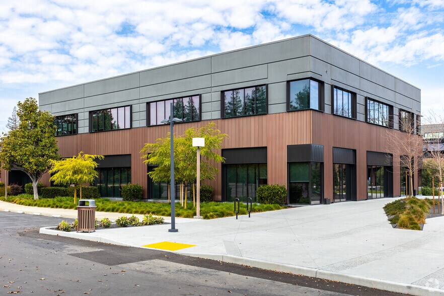 351 E Evelyn Ave, Mountain View, CA à louer - Photo de l’immeuble – Image 2 sur 7