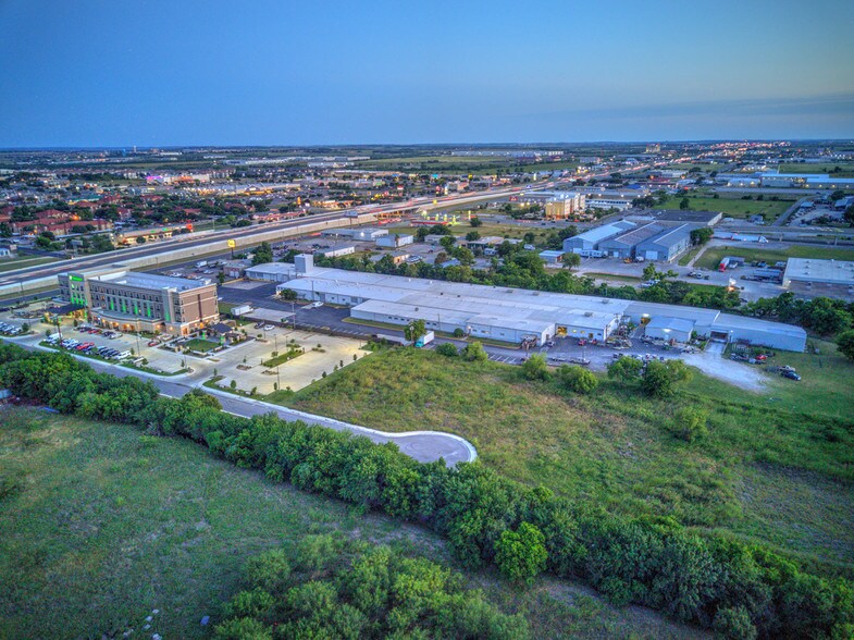 1942 S Interstate 35, San Marcos, TX à vendre - Photo de l’immeuble – Image 3 sur 26