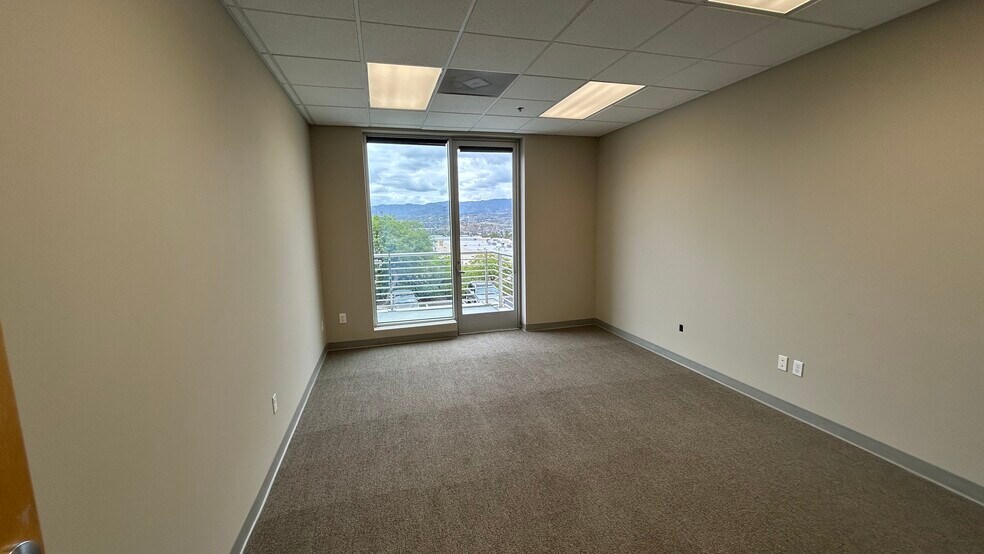 28338 Constellation Rd, Valencia, CA à louer - Photo de l’immeuble – Image 3 sur 12