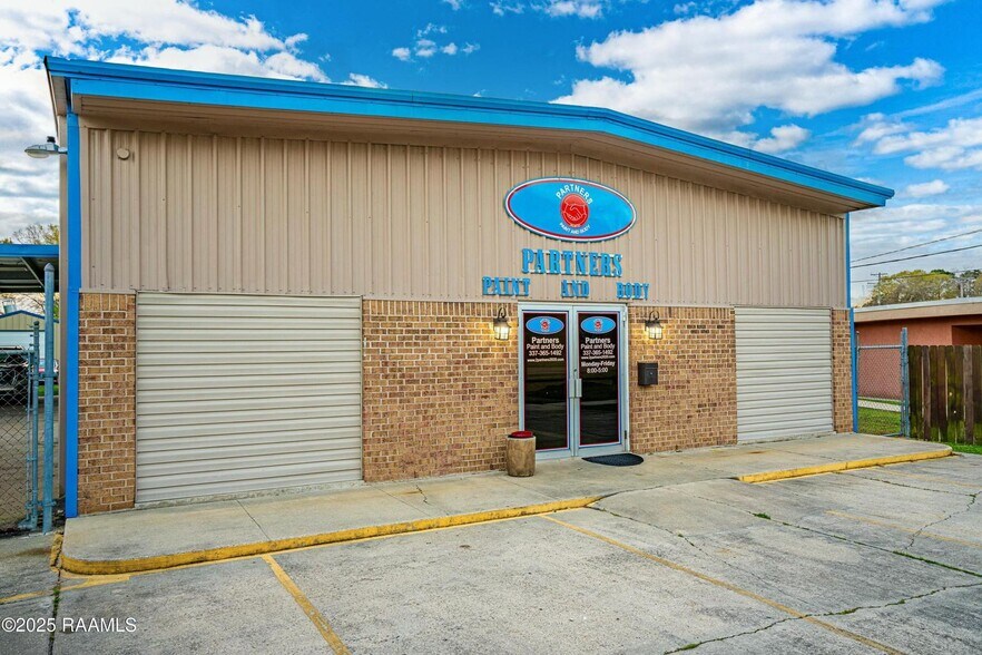 1312 W Admiral Doyle Dr, New Iberia, LA à vendre - Photo de l’immeuble – Image 2 sur 37