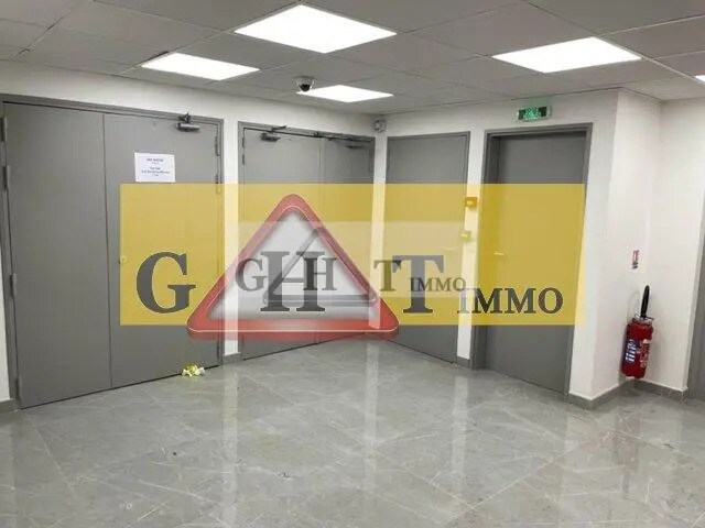 Bureau dans Ivry-sur-Seine à louer - Photo de l’immeuble – Image 2 sur 6