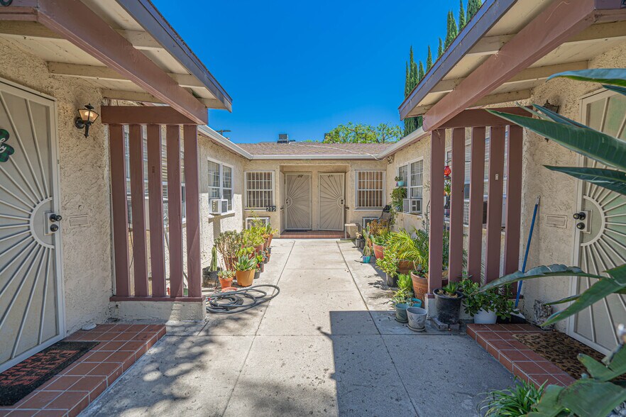 210 W Spazier Ave, Burbank, CA à vendre - Photo de l’immeuble – Image 2 sur 15