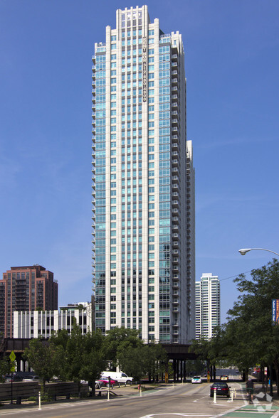 555 W Kinzie, Chicago, IL à louer - Photo de l’immeuble – Image 3 sur 114