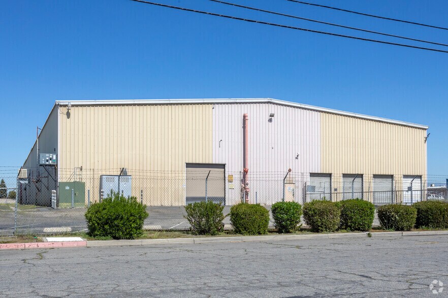 5715 E Fountain Way, Fresno, CA à vendre - Photo de l’immeuble – Image 2 sur 4