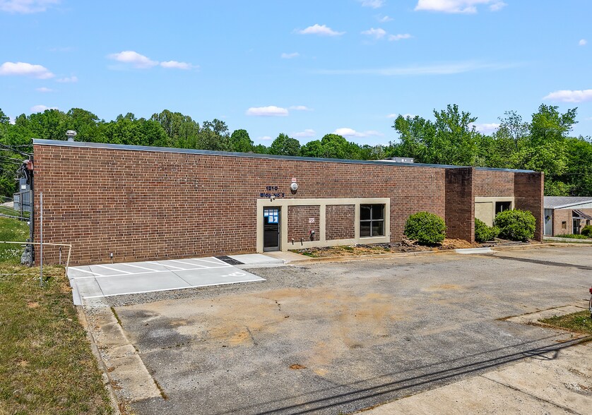 1210 Hickory Chapel Rd, High Point, NC à louer - Photo de l’immeuble – Image 3 sur 10