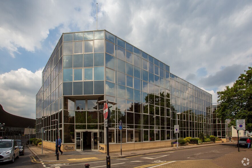 1 The Crescent, Surbiton à louer - Photo de l’immeuble – Image 1 sur 7