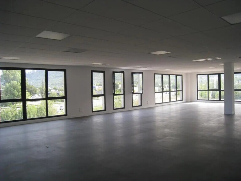 Bureau dans Aubagne à louer - Photo de l’immeuble – Image 1 sur 6