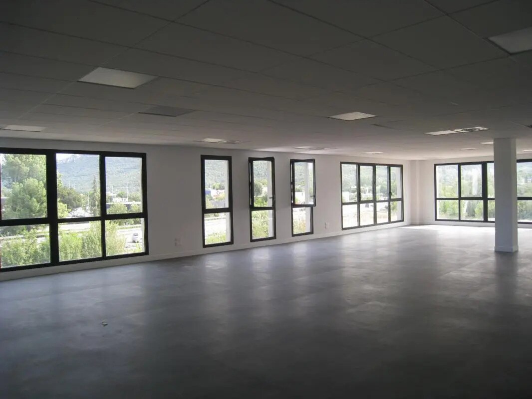 Bureau dans Aubagne à louer Photo de l’immeuble– Image 1 sur 7