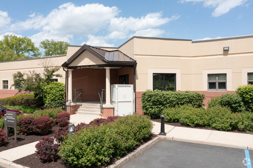 15 Roszel Rd, West Windsor, NJ à vendre - Photo de l’immeuble – Image 3 sur 6