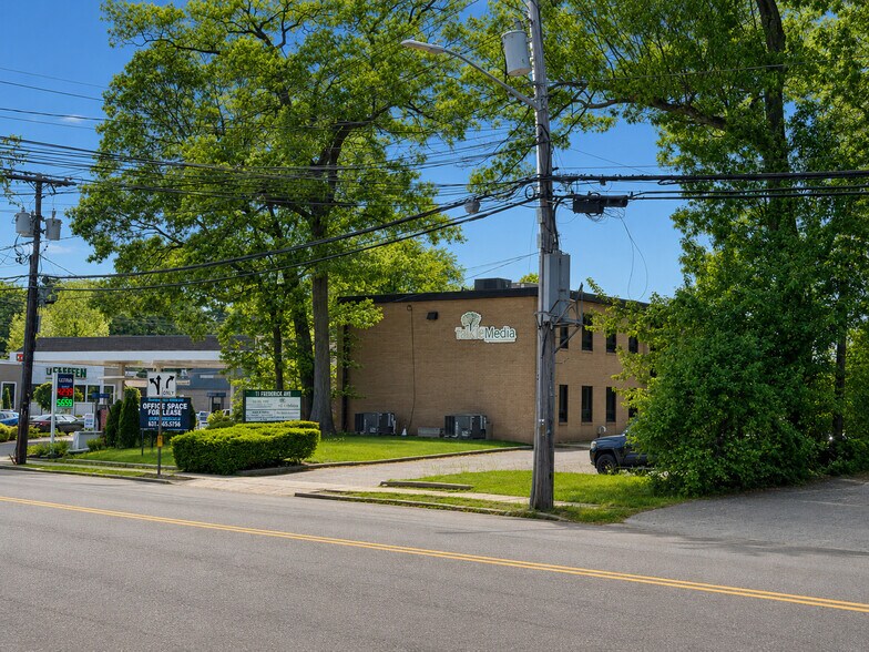 1 Edgewood Ave, Smithtown, NY à louer - Photo de l’immeuble – Image 3 sur 14