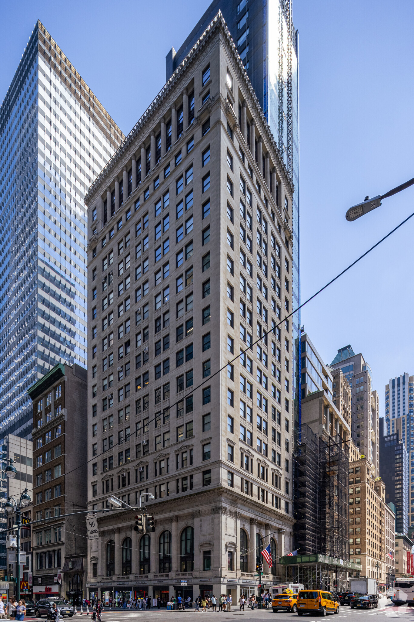 501 Fifth Ave, New York, NY à louer Photo de l’immeuble– Image 1 sur 6