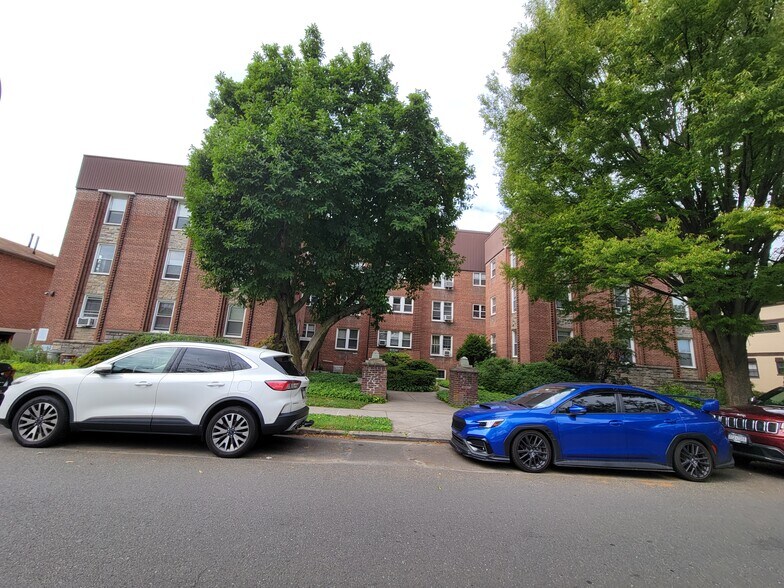 38-24 213th St, Bayside, NY à vendre - Photo de l’immeuble – Image 3 sur 8