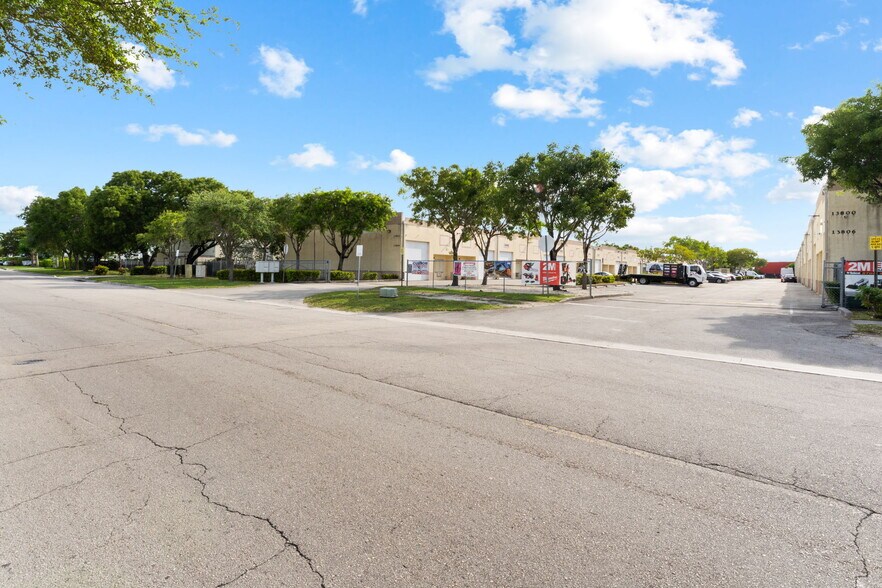 13816 SW 142nd Ave, Miami, FL à vendre - Photo de l’immeuble – Image 2 sur 26