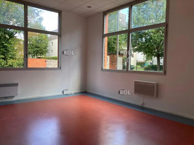 Local d’activités dans Chevilly-Larue à louer - Photo de l’immeuble – Image 3 sur 4