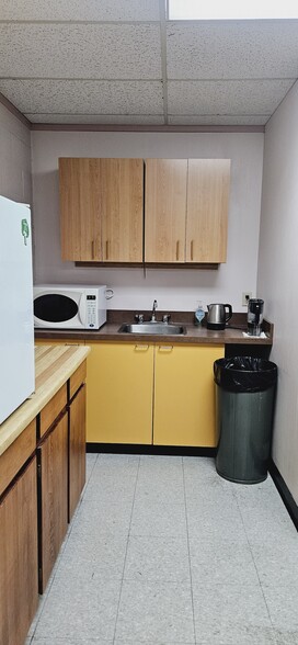 2915 19th St NE, Calgary, AB à louer - Photo de l’immeuble – Image 3 sur 13
