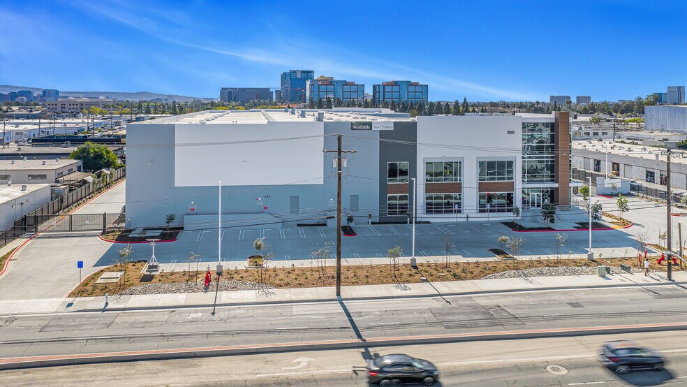 300 E Dyer Rd, Santa Ana, CA à vendre - Photo de l’immeuble – Image 2 sur 8