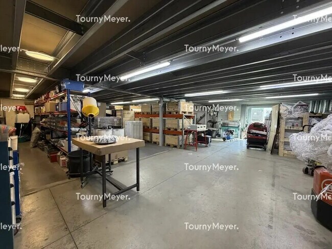 Plus de détails pour Local d'activités à louer