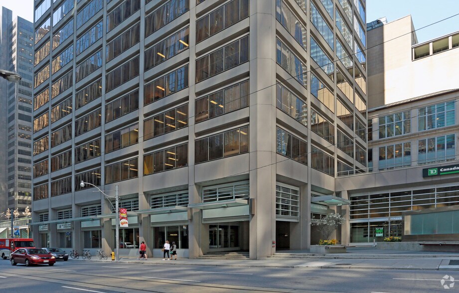 141 Adelaide St W, Toronto, ON à louer - Photo de l’immeuble – Image 2 sur 13