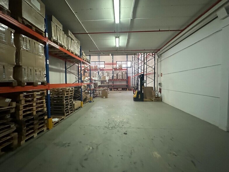 Industriel/Logistique dans Móstoles, Madrid à louer - Photo de l’immeuble – Image 2 sur 14