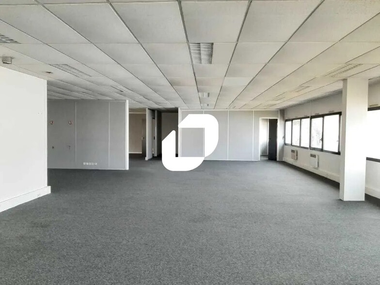 Local d’activités dans Plaisir à louer - Photo intérieure – Image 2 sur 17