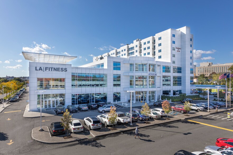 1776 Eastchester Rd, Bronx, NY à louer - Photo de l’immeuble – Image 2 sur 6