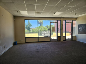 1110 W Kettleman Ln, Lodi, CA à louer Photo intérieure– Image 1 sur 7