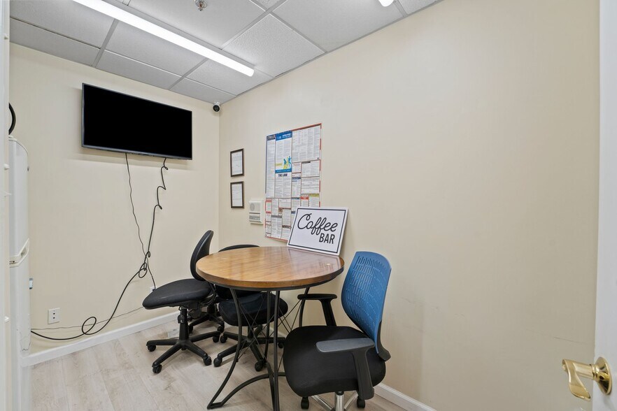 1392 St Georges Ave, Avenel, NJ à louer - Photo intérieure – Image 3 sur 24