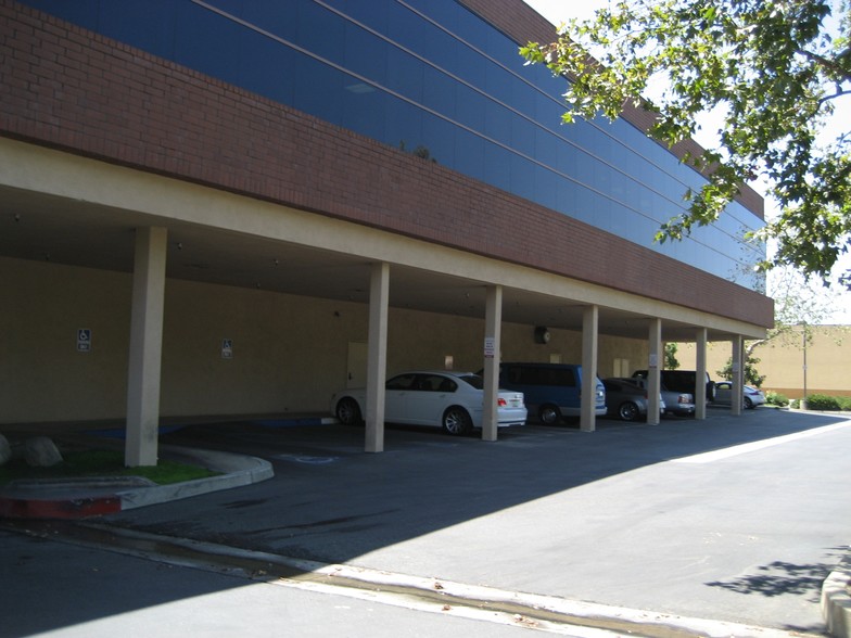 299 W Foothill Blvd, Upland, CA à louer - Photo de l’immeuble – Image 2 sur 12
