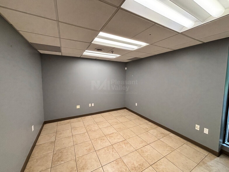 9177 Dutton Dr, Twinsburg, OH à louer - Photo de l’immeuble – Image 2 sur 4