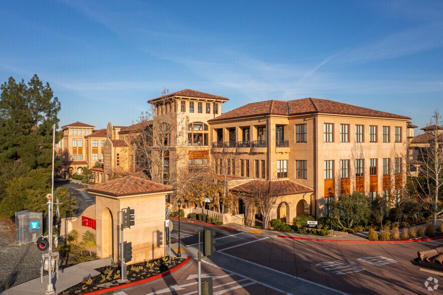 100 Winchester Cir, Los Gatos, CA à louer - Photo de l’immeuble – Image 2 sur 12