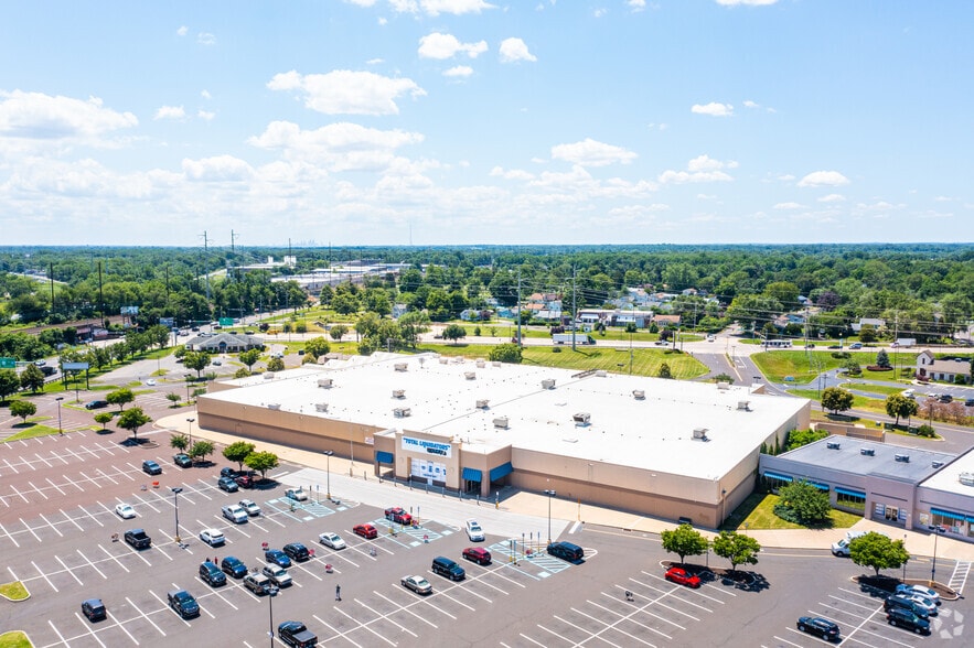 100 Commerce Cir, Bristol, PA à louer - Aérien – Image 3 sur 4