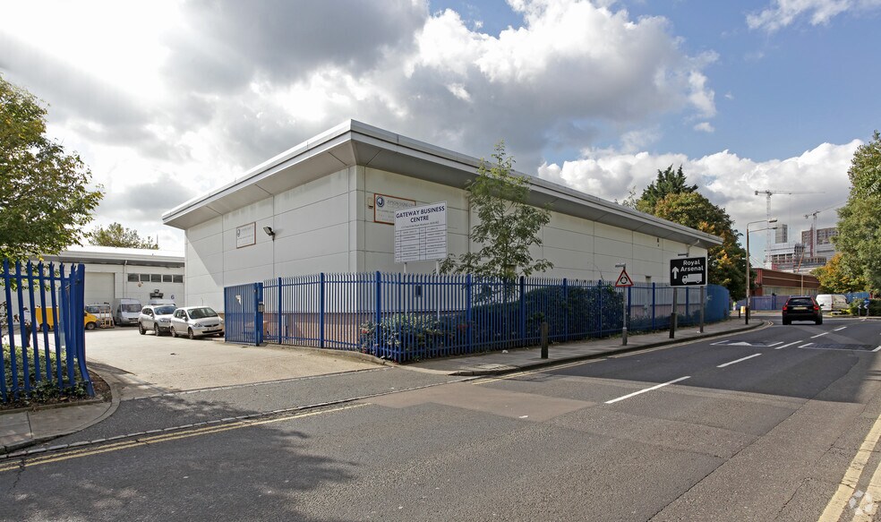 Tom Cribb Rd, Londres à louer - Photo de l’immeuble – Image 2 sur 3