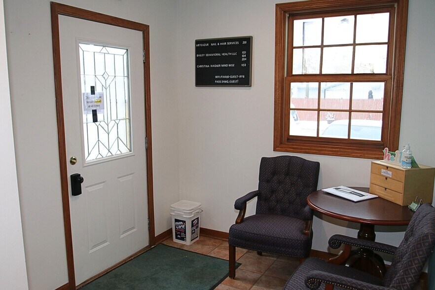 34 W Grand Ave, Fox Lake, IL à louer - Hall d’entrée – Image 3 sur 23