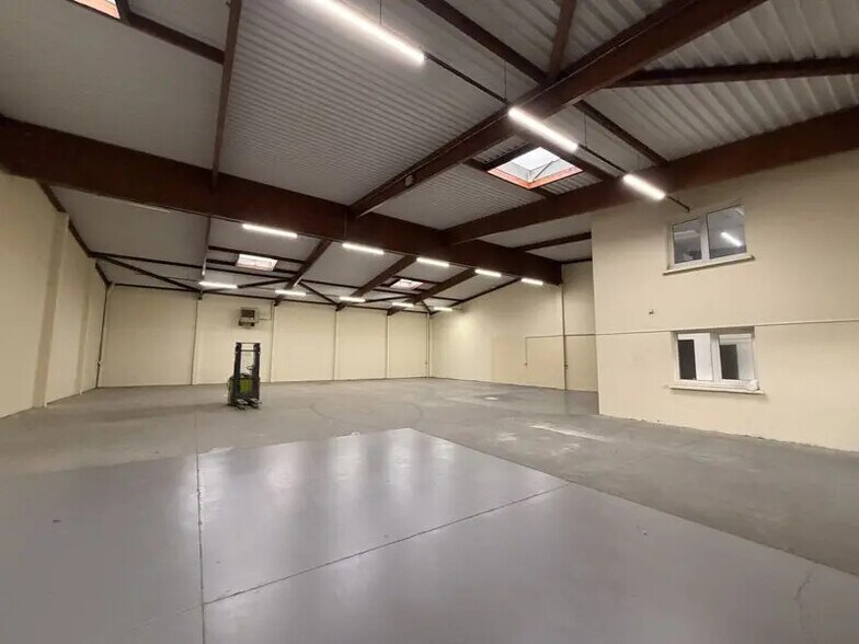 Local d’activités dans Décines-Charpieu à louer - Photo de l’immeuble – Image 1 sur 7