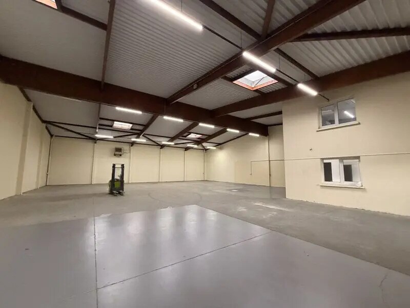 Local d’activités dans Décines-Charpieu à louer Photo de l’immeuble– Image 1 sur 8