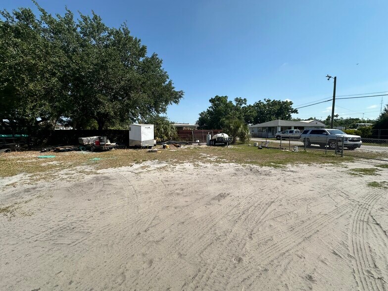 2706 Stallone Dr, Tampa, FL à vendre - Photo de l’immeuble – Image 2 sur 7
