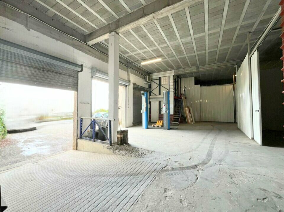 Industriel/Logistique dans Carros à vendre Photo intérieure– Image 1 sur 7