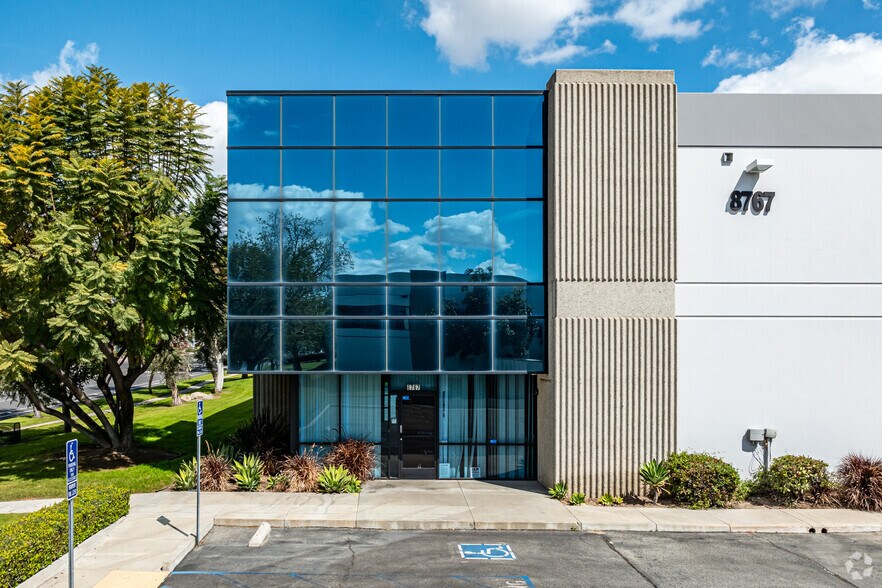 8767 Rochester Ave, Rancho Cucamonga, CA à louer - Photo de l’immeuble – Image 2 sur 7