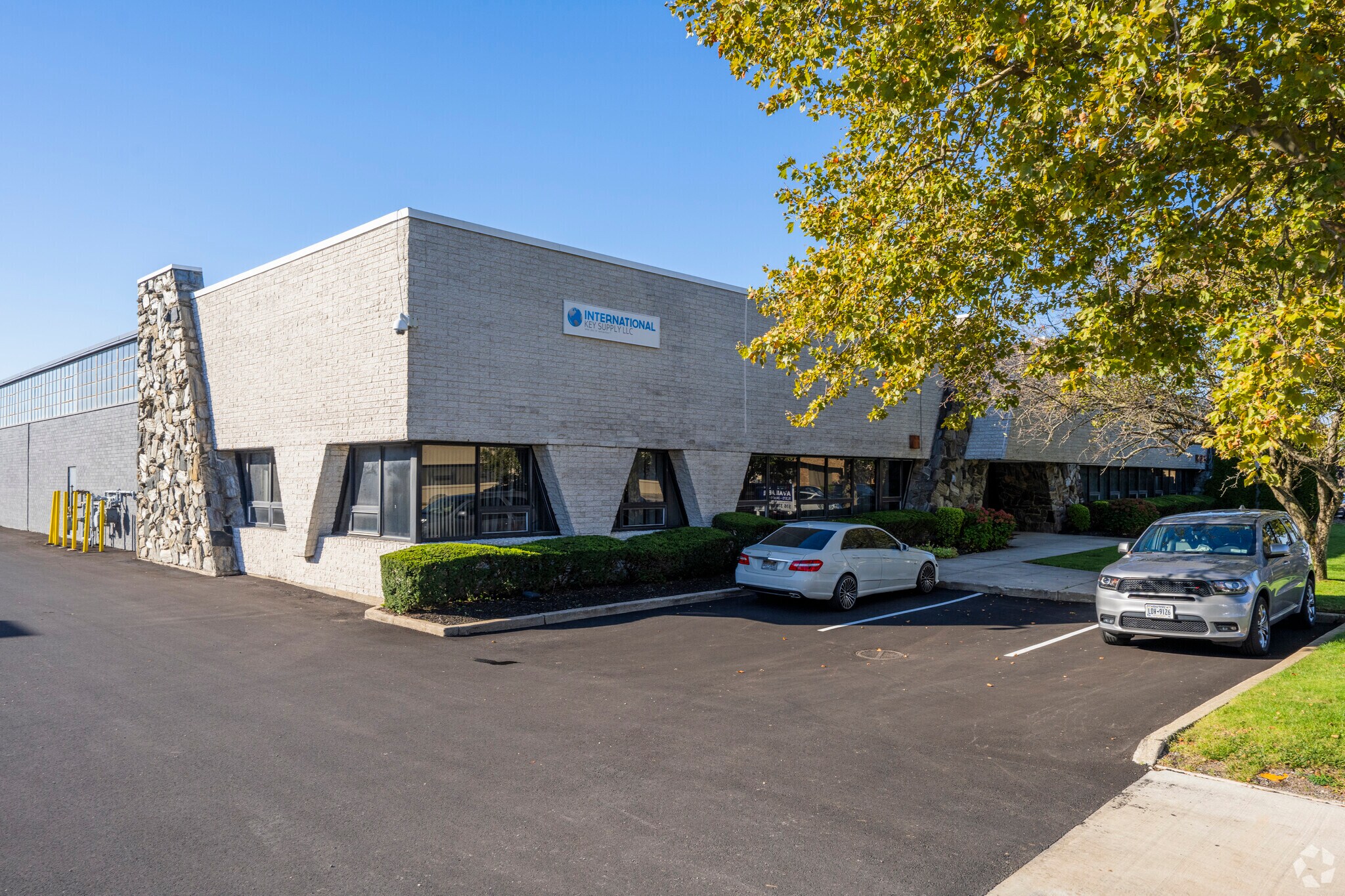 220-224 Sherwood Ave, Farmingdale, NY à louer Photo de l’immeuble– Image 1 sur 5