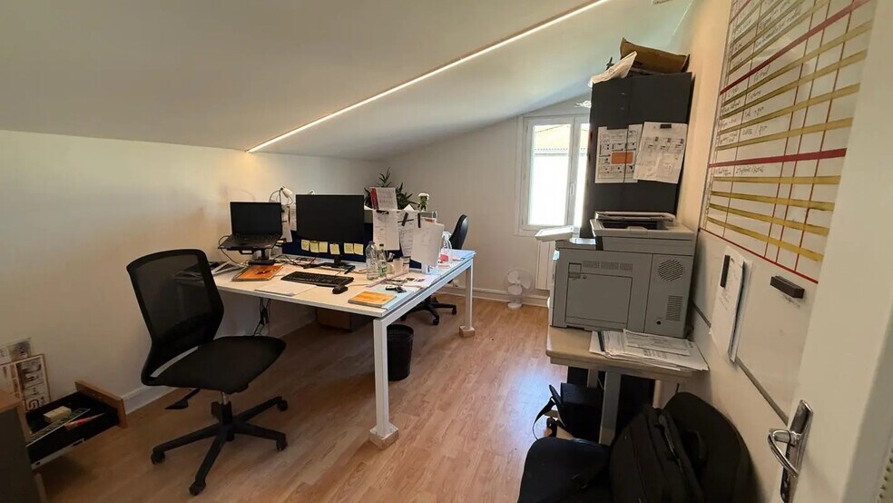 Bureau dans Saint-Just à louer - Photo de l’immeuble – Image 2 sur 7