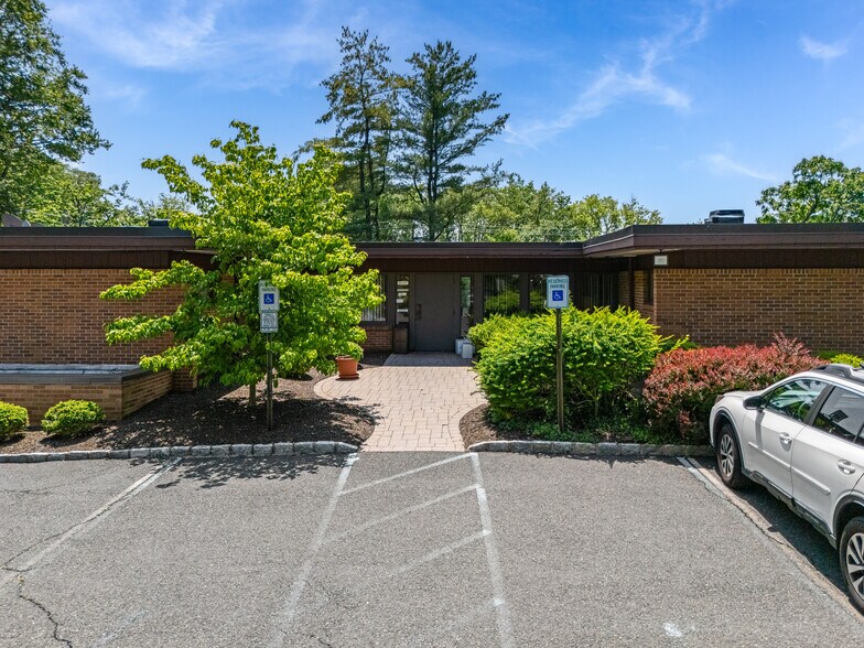 8 Shunpike Rd, Madison, NJ à vendre - Photo de l’immeuble – Image 2 sur 15