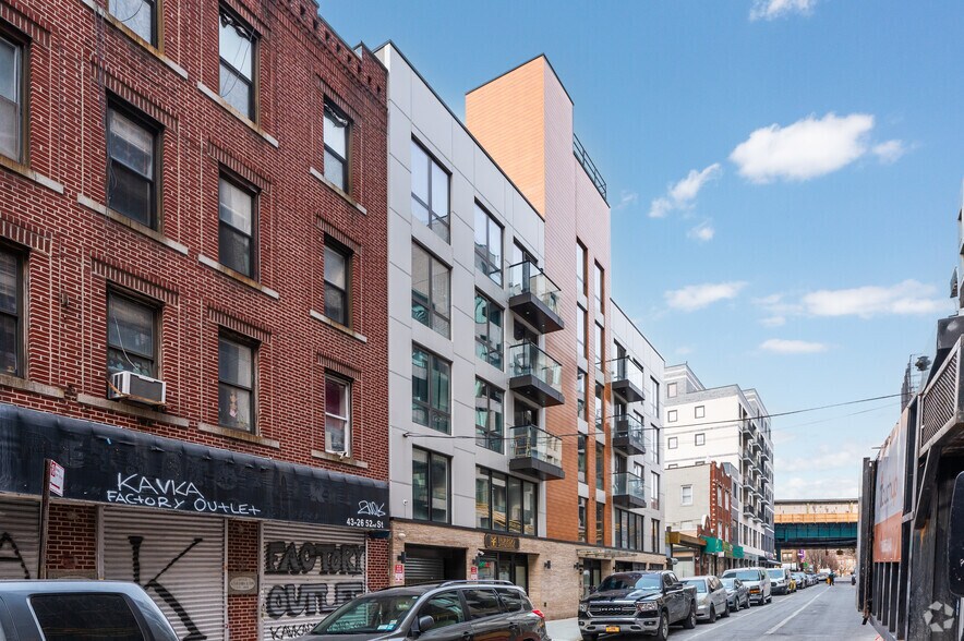 4320 52nd St, Woodside, NY à louer - Photo de l’immeuble – Image 3 sur 4