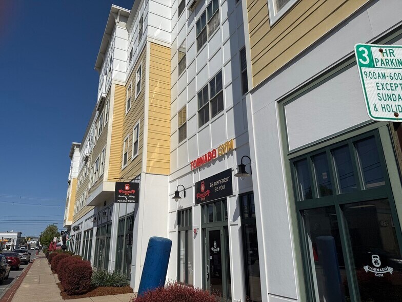 246 Main St, Hudson, MA à louer - Photo de l’immeuble – Image 3 sur 22