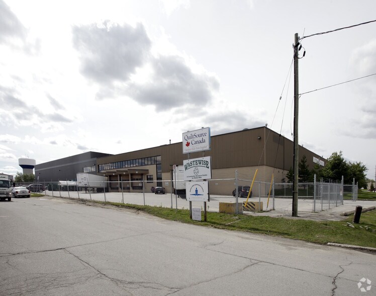 34 Armstrong Ave, Halton Hills, ON à louer - Photo de l’immeuble – Image 2 sur 2