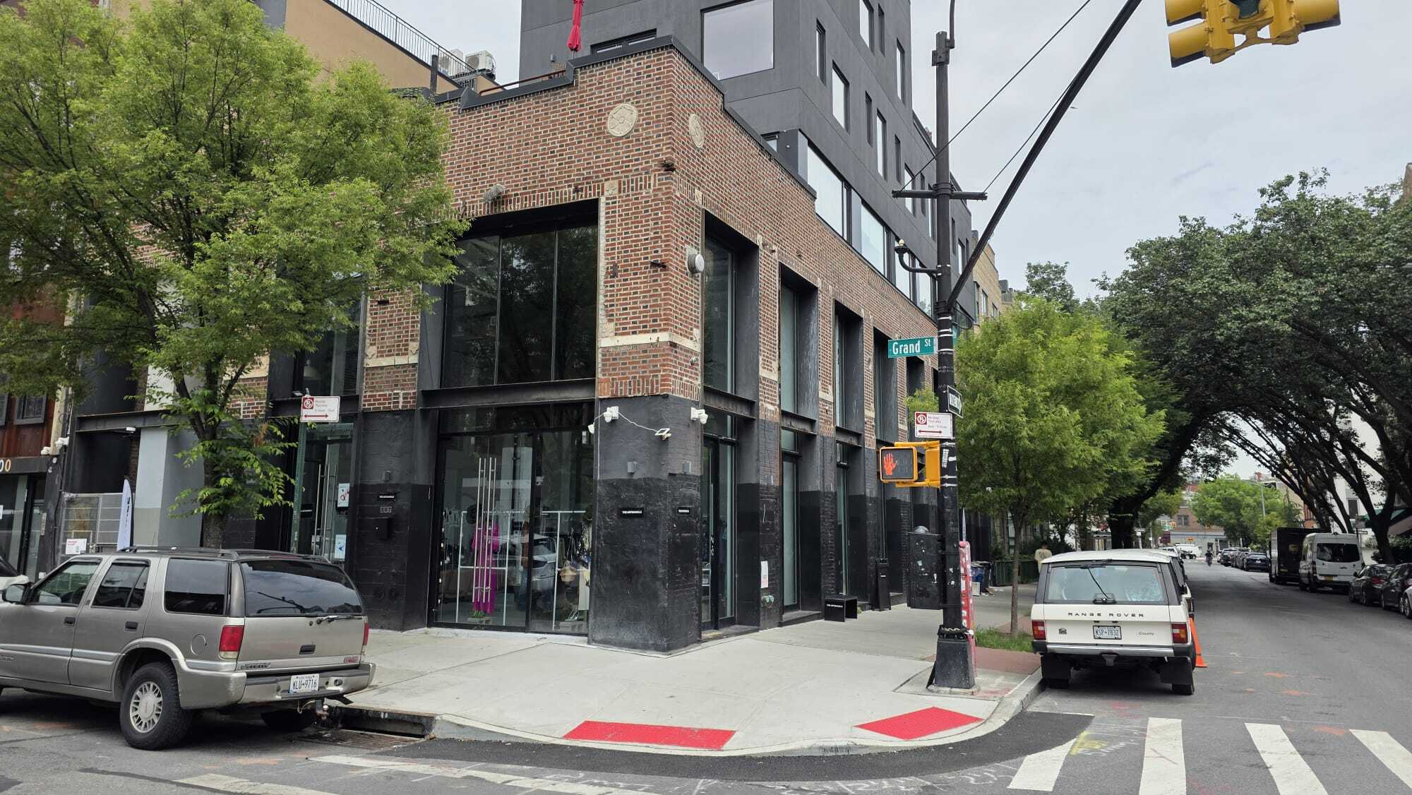 307-311 Grand St, Brooklyn, NY à louer Photo de l’immeuble– Image 1 sur 8