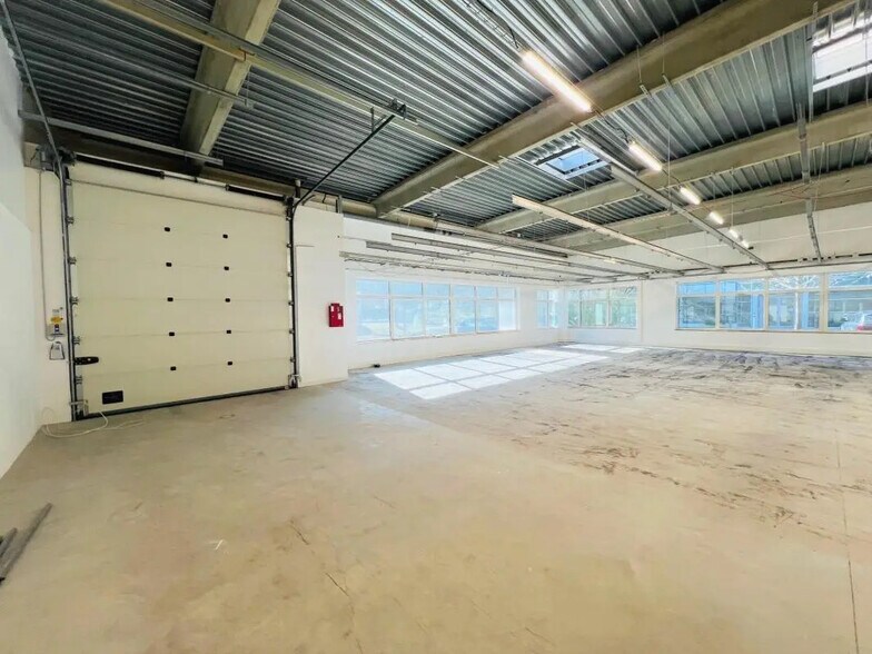 Bureau dans Élancourt à louer - Photo de l’immeuble – Image 2 sur 10