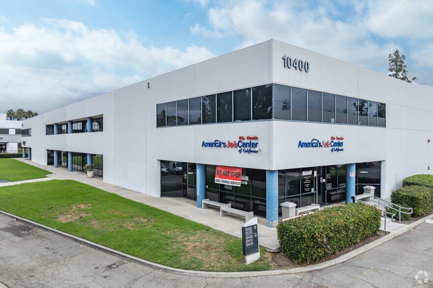 10400 Pioneer Blvd, Santa Fe Springs, CA à louer - Photo principale – Image 1 sur 5