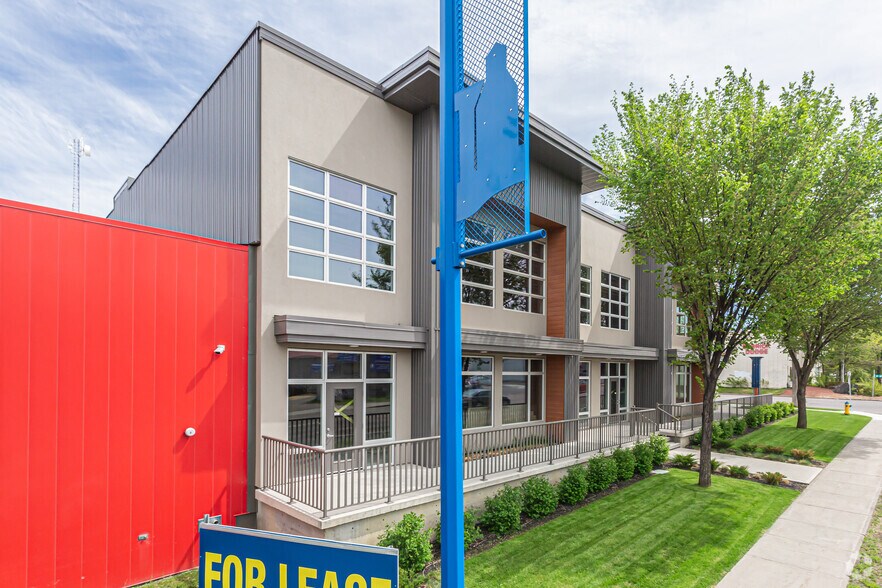 6501 Calgary Trl NW, Edmonton, AB à louer - Photo de l’immeuble – Image 3 sur 6